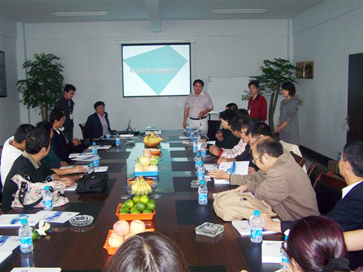 董事長(zhǎng)接見(jiàn)來(lái)訪客人并給來(lái)訪客戶(hù)介紹公司發(fā)展概況