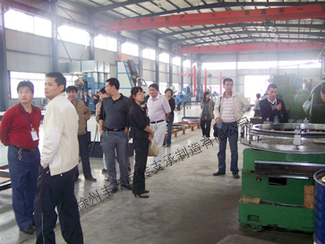 董事長(zhǎng)接見(jiàn)來(lái)訪客人并給來(lái)訪客戶(hù)介紹公司發(fā)展概況